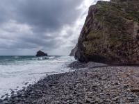Düstere Stimmung an der Kiesbucht bei Calhau de São Jorge